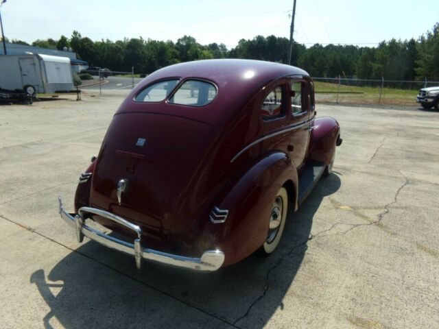 Ford Deluxe Sedan 1940 image number 3