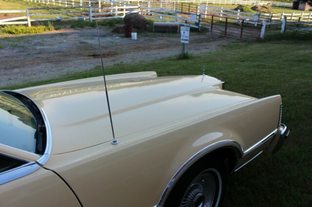 Lincoln Continental 1976 image number 25