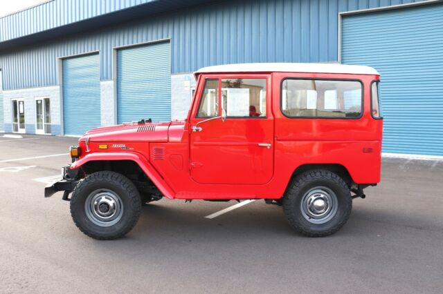 Toyota Land Cruiser 1973 image number 1