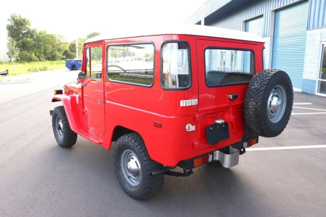 Toyota Land Cruiser 1973 image number 2