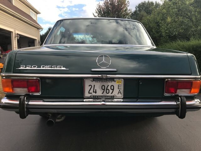 Mercedes-Benz 200-Series 1972 image number 15