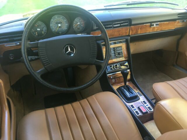 Mercedes-Benz 400-Series 1977 image number 18