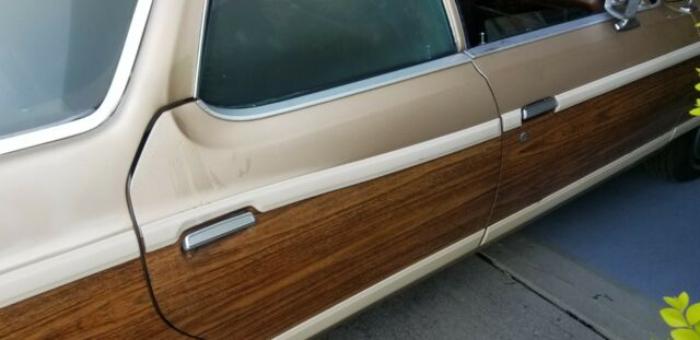 Ford Country Squire 1977 image number 37