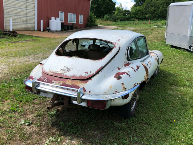 Jaguar E-Type 1969 image number 16