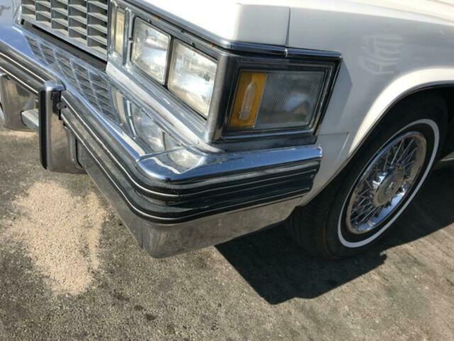 Cadillac Fleetwood 1977 image number 13