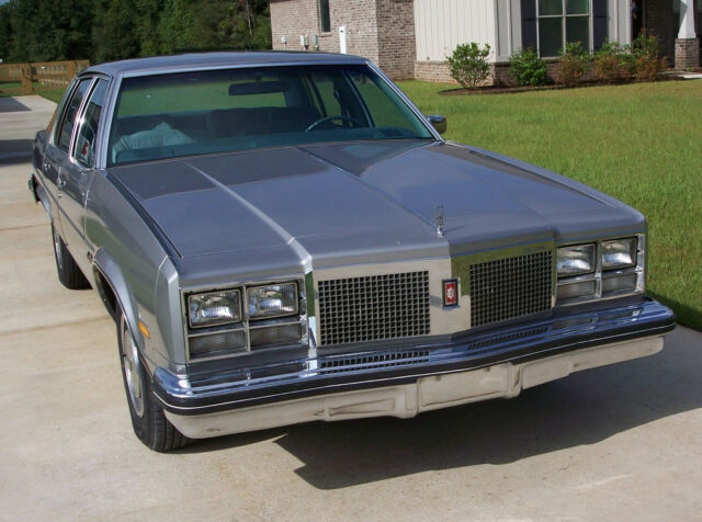 Oldsmobile Ninety-Eight 1977 image number 0