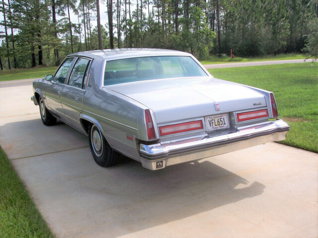 Oldsmobile Ninety-Eight 1977 image number 15