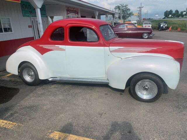 Ford Deluxe 1940 image number 0