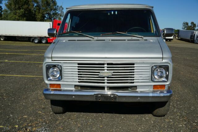 Chevrolet G10 1975 image number 11