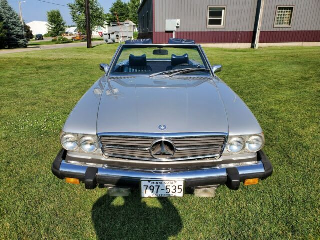 Mercedes-Benz SL-Class 1975 image number 2