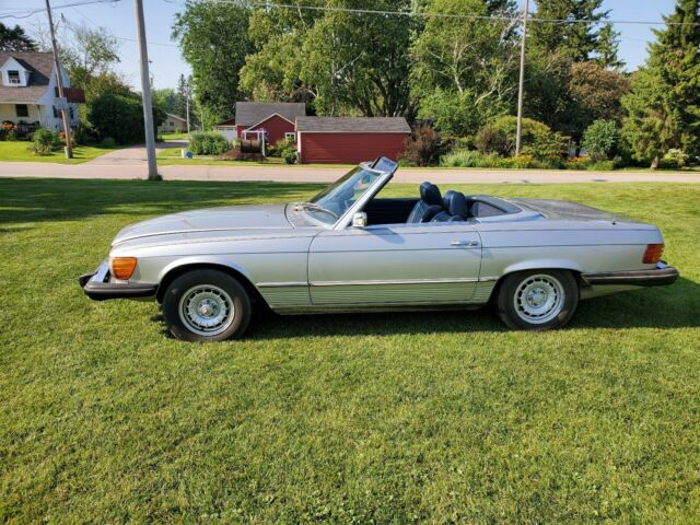 Mercedes-Benz SL-Class 1975 image number 24