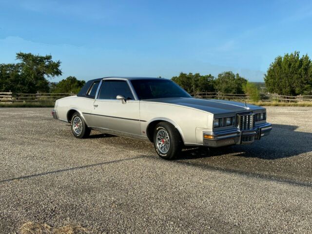 Pontiac Grand Prix 1979 image number 0