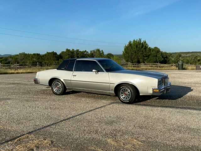 Pontiac Grand Prix 1979 image number 16