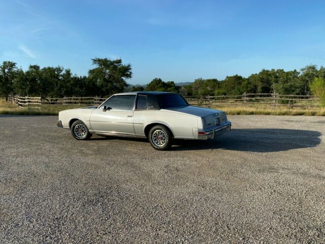 Pontiac Grand Prix 1979 image number 2