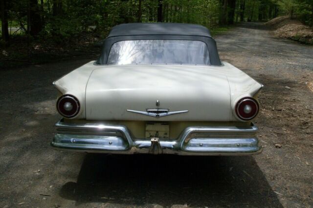 Ford Fairlane 1957 image number 0