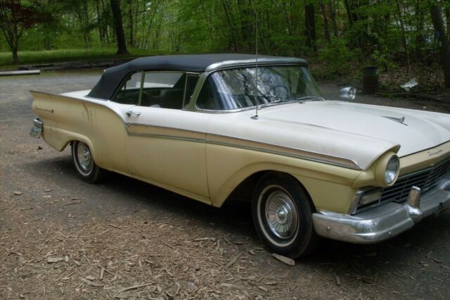 Ford Fairlane 1957 image number 18