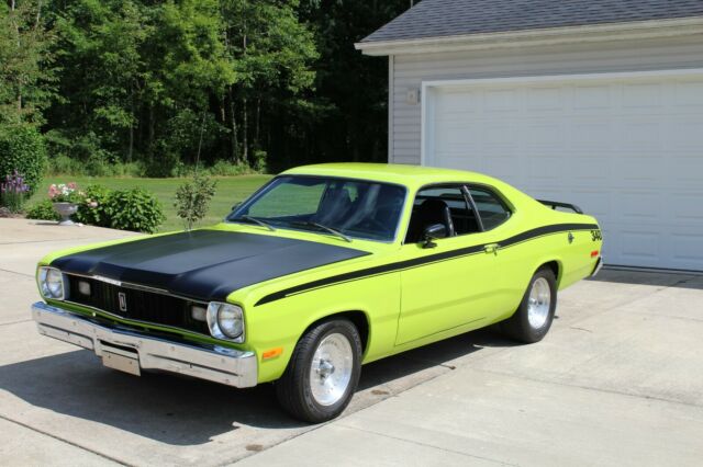 Plymouth Duster 1975 image number 0