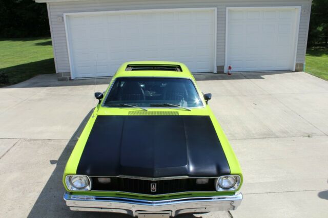 Plymouth Duster 1975 image number 18