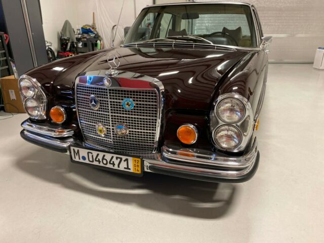 Mercedes-Benz 200-Series 1973 image number 0