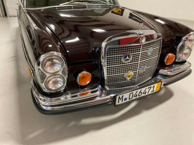 Mercedes-Benz 200-Series 1973 image number 2