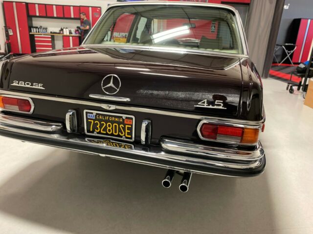 Mercedes-Benz 200-Series 1973 image number 30