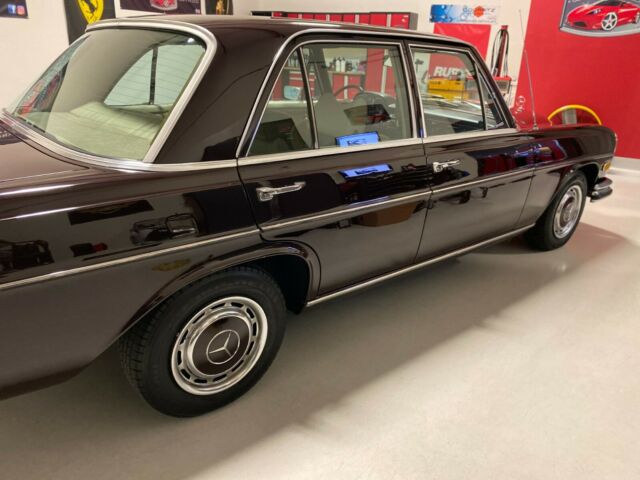 Mercedes-Benz 200-Series 1973 image number 5