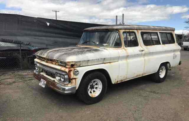 GMC Suburban 1961 image number 0