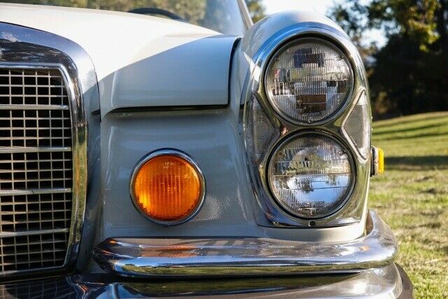 Mercedes-Benz 200-Series 1971 image number 35