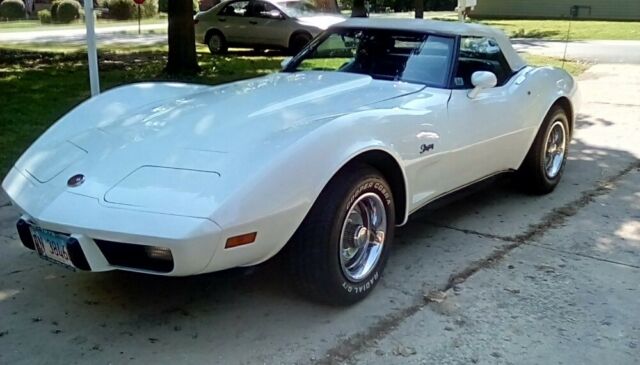 Chevrolet Corvette 1975 image number 0