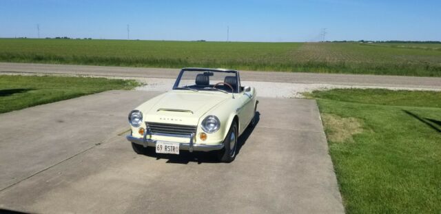 Datsun Convertible 1969 image number 15