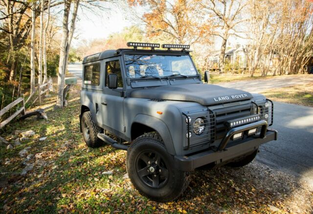 Land Rover Defender 1900 image number 13