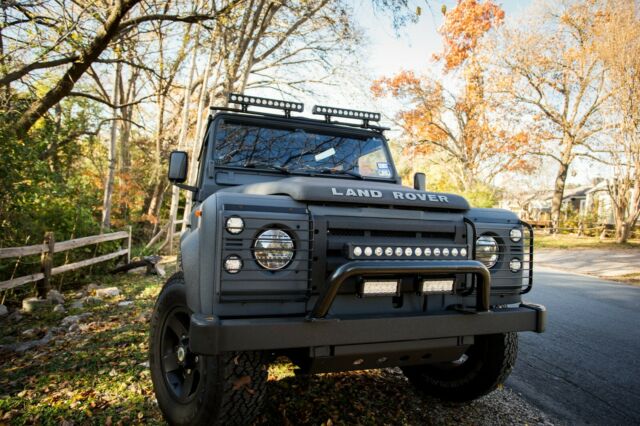 Land Rover Defender 1900 image number 14