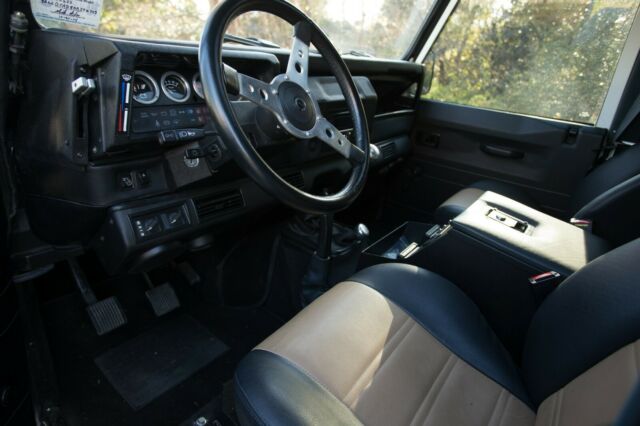 Land Rover Defender 1900 image number 16