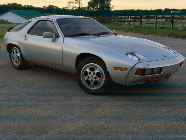 Porsche 928 1979 image number 2