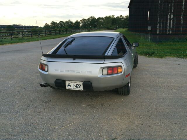 Porsche 928 1979 image number 9