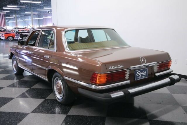 Mercedes-Benz 200-Series 1977 image number 9