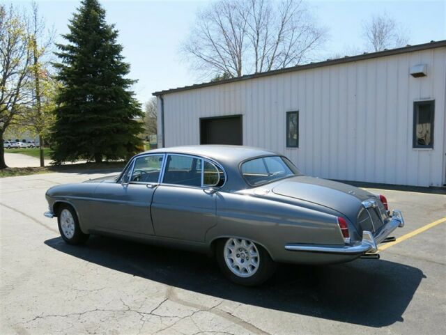 Jaguar Mark X 1965 image number 29