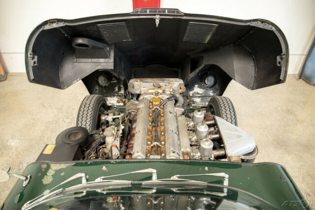 Jaguar E-Type 1965 image number 13