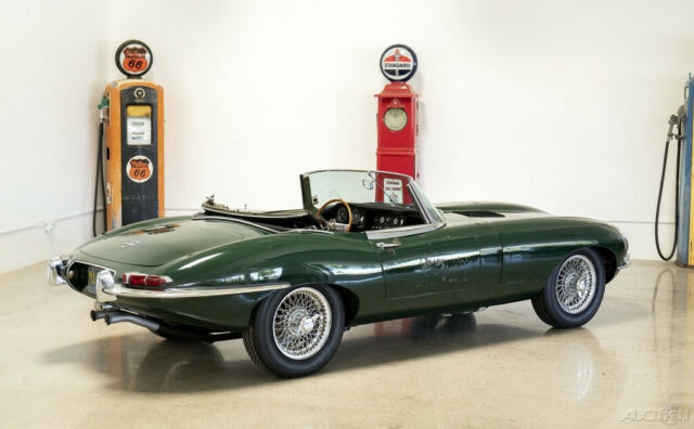 Jaguar E-Type 1965 image number 28