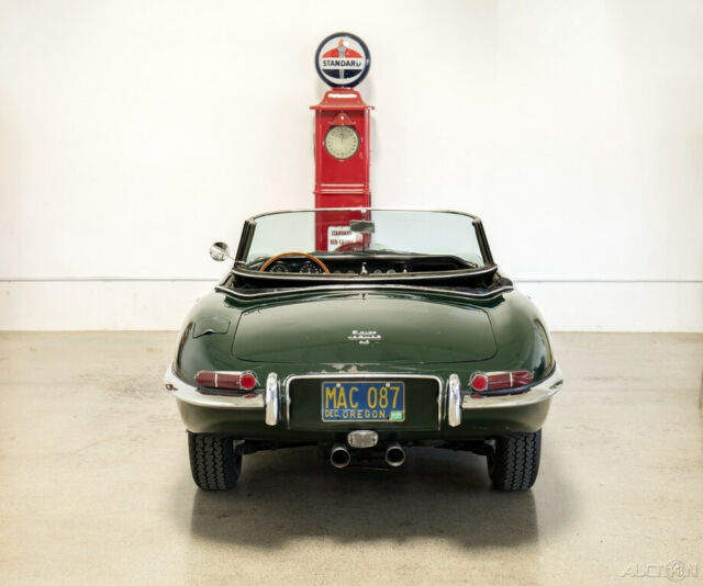 Jaguar E-Type 1965 image number 3