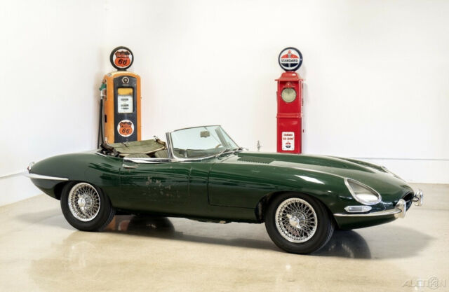 Jaguar E-Type 1965 image number 30