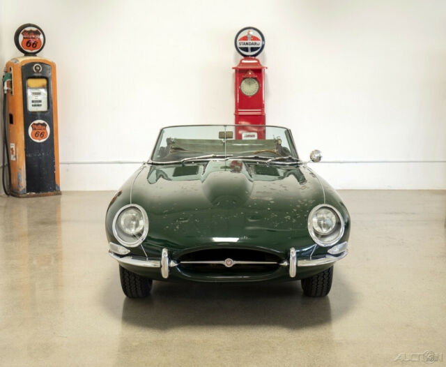 Jaguar E-Type 1965 image number 31