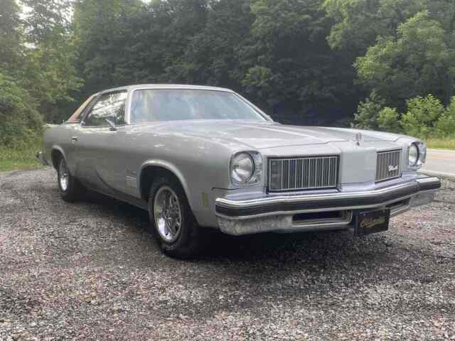 Oldsmobile Cutlass Supreme Classic 1975 image number 0