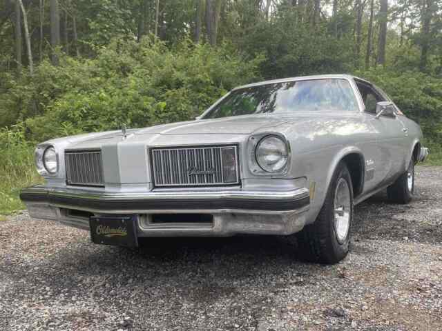 Oldsmobile Cutlass Supreme Classic 1975 image number 1