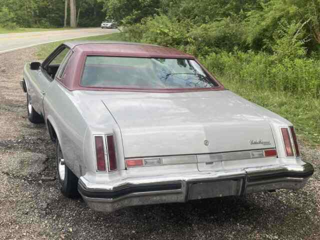 Oldsmobile Cutlass Supreme Classic 1975 image number 25