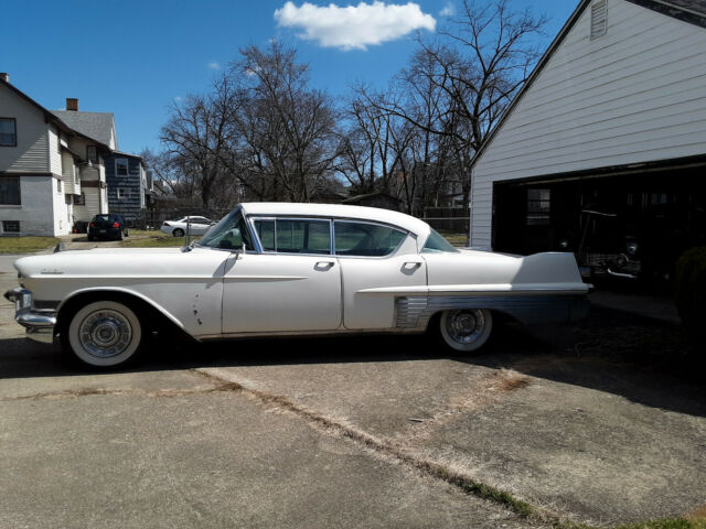 Cadillac Fleetwood 1957 image number 0