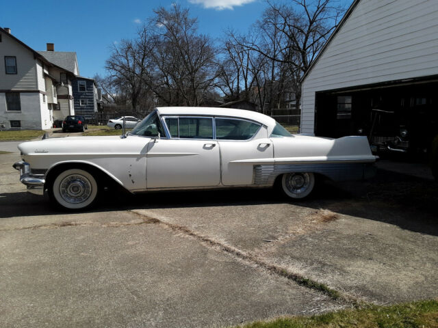 Cadillac Fleetwood 1957 image number 1