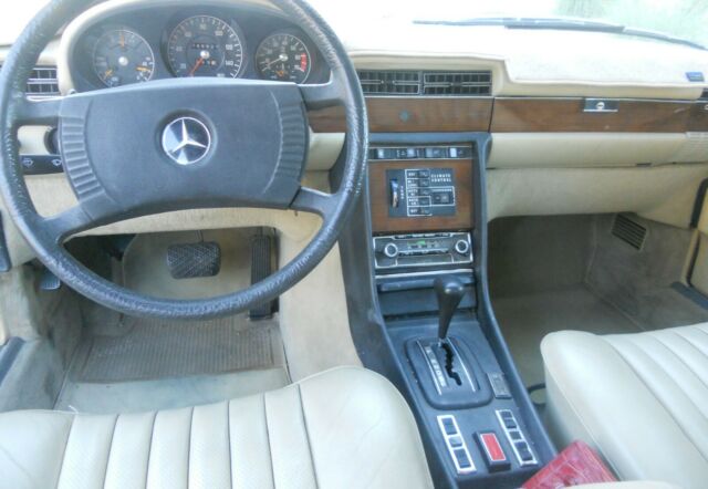 Mercedes-Benz 400-Series 1977 image number 18