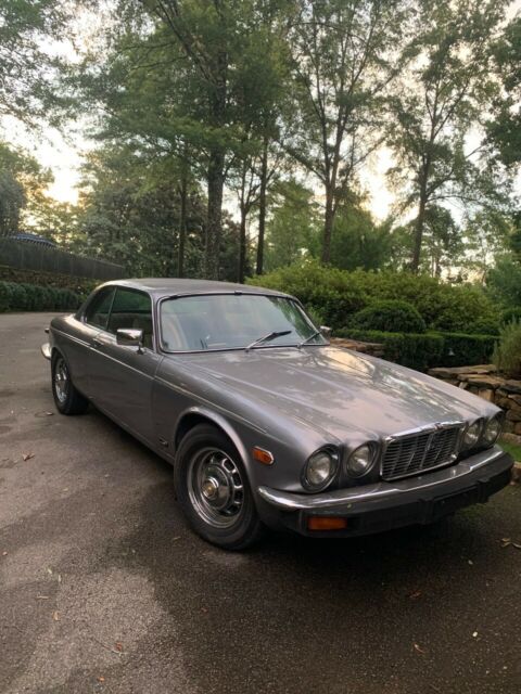 Jaguar XJ12 1976 image number 0