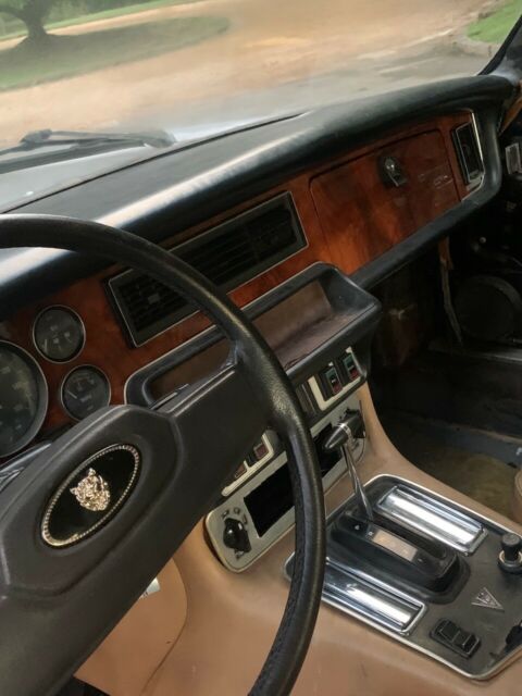 Jaguar XJ12 1976 image number 32